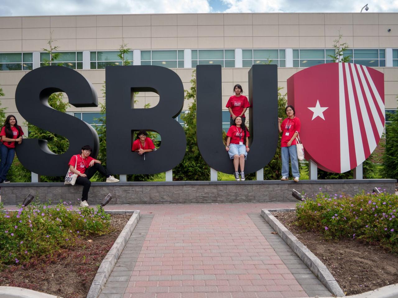 SBU sign with new students